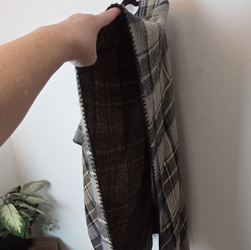 WOOLRICH Reversible Black Tan Plaid & Herringbone Blanket Wrap Shawl Cape Sz OS - Picture 7 of 10